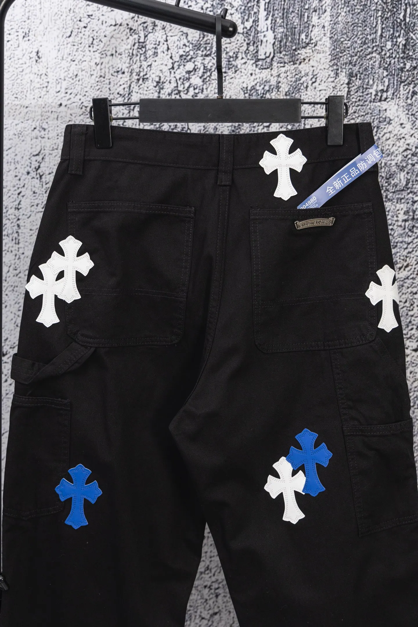 P260 CH Chromehearts blue and white cross stitched leather black workwear jeans and logging pants. The cabinet price is 34W, with patchwork cross pattern embellishment and washed jeans! ! An absolutely high-end luxury product, a 1.9W-level god-level single product, a super popular product, made by top heavy industry, a magic weapon that cannot be missed! [About Zangyin] This is an extremely luxurious fashion brand that can also be called the aristocracy of the high street. It has always been an exclusive brand for some hipsters or rich second generations. Compared with ordinary high streets, it is more luxurious and noble. Compared with luxury brands, it is more fashionable and individual. It has always been a brand that I have a special liking for. [Top heavy industry fashion design] Consistently high-street luxury style. Speaking of this style, the Zangyin family and GU family are definitely the leading representative brands. Especially the Zangyin family has really achieved a state-of-the-art effect in creating high-street style. The unique washed material is used to create this style. The color system is already quite eye-catching. After it is decorated with patchwork cross flowers, it cleverly highlights the charm of the brand. Secondly, this style uses classic The high-waist cutting design highlights the long legs and fashionable temperament of the upper body. The brand is highly recognizable and the slim fit configuration is more suitable for daily wear. It is a product that interprets personality, fashion, and specifications at a glance. This single product is enough to make any fan excited. It can be a white T-shirt for a youthful college style, or a tight suspender for a royal style. It has strong matching ability and can be easily controlled by men.  [Materials and craftsmanship] Needless to say, this point goes without saying. As an excellent craftsman brand, Zangyin’s requirements for details and craftsmanship are really perfect. The washed color of this model has gone through so many processes, not to mention the embellishment of denim appliques. It is also purely hand-made and sewn. Just like what they believe in, only hand-made things have soul and have the meaning of wear. A top-notch heavy-duty fashionable denim item, I look forward to your perfect interpretation! !  Color: Black Size: 28-36